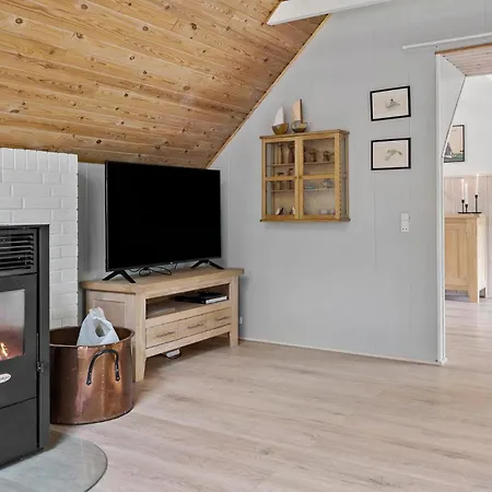 2 Bedroom Beautiful In Holiday home *